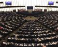 Bild: esa
Die Abgeordneten im Europäischen Parlament in Straßburg stimmen auf diesem Bild mit Handzeichen ab.