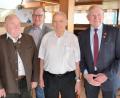 Bild: bö
Seit 60 Jahren zählt Josef Adamiok (Zweiter von rechts) zum Kreis der Standortkameradschaft, seit 50 Jahren ist Georg Roth (Zweiter von links) dabei. Dazu gratulieren der stellvertretende Vorsitzende Franz Schraymayr (links), Vorsitzender Heinrich Herbort (rechts) und der FÖG-Servicebeauftragte Ullrich Seelmann (hinten).