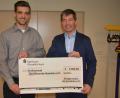 Bild: jr
Jörg Müller (rechts), Vorsitzender des Fördervereins der Sportfreunde Kondrau, überreichte an Hauptvereins-Vorsitzenden Yannick Schiml einen Scheck in Höhe von 5000 Euro.