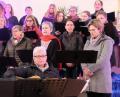 Bild: ohr
Die Gesangsgruppen „Glorificamus“ aus Fensterbach (Bild) unter der Leitung von Birgit Ries (links) und „Zeitlos“ gestalteten gemeinsam „Evensong“ – eine gesungene Feier nach dem Ritus der anglikanischen Kirche – in der St.Barbara-Kirche in Stulln.