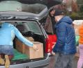 Bild: prh
Die neun Helfer der Christlichen Kinderhilfe Rumänien müssen beim Ausladen der Sachspenden kräftig zupacken. Bei Dauerregen keine leichte Aufgabe.