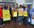 Bild: jr
Sie freuen sich auf die 2. Mitterteicher Bau- und Gewerbeschau am Sonntag, 28. April, im Gewerbegebiet Birkigt: (von links) Günter Zintl (Motor Nützel & Schönberger), Helmut Weiß (Schreinerei Weiß), Markus Bögershausen (Fliesen Bögershausen), Jürgen Eckstein (Raiffeisenbaumarkt), Gewerbefördervereinsvorsitzender Stefan Grillmeier, Thomas Neugebauer (Aral-Tankstelle), Michaela Schicker (Leiß-Transporte), Markus Sporrer (SM-Energy), Waltraud Gottfried (Fliesen Bögershausen), Alfons Lacher (Raiffeisenbaumarkt), Bürgermeister Roland Grillmeier sowie Florian Haberkorn von der Mitterteicher Stadtverwaltung.