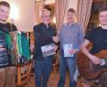 Bild: no
Ortsheimatpfleger Richard Koller (Zweiter von rechts) überreichte an Kreisheimatpfleger Dieter Dörner ein historisches Buch über Illschwang und einen Gutschein. Mit auf dem Foto ist die Geiwagl-Musi.