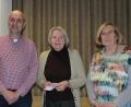 Bild: cs
Im Namen der Kunden des Archeladens dankt Lotte Mura (Mitte) für die Spende der Kolpingsfamilie in Höhe von 1000 Euro, überreicht durch Annemarie Hartmann und Herbert Appl.
