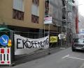 Bild: Wolfgang Steinbacher
Um die Eröffnung des Eine-Welt-Ladens an seinem neuen Standort am Montag, 1. April, überhaupt wahrnehmen zu können, bleibt nur, mit einem Transparent an Bauzaun und Gerüst darauf aufmerksam zu machen. Auch die Parkplätze gegenüber mussten wegen dieser kleinen Baustelle gesperrt werden, damit der Verkehr in der Ziegelgasse daran vorbeifließen kann.