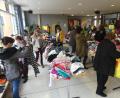 Bild: rn
Sie sind die Ersten, die in der zu einem Flohmarkt-Warenhaus umfunktionierten Aula nach Schnäppchen suchen.