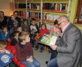 Bild: frd
Gespannt lauschten die Kinder den Worten von Drittem Bürgermeister Peter Forster, der ihnen spannende Räubergeschichten vorlas.