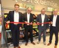 Bild: ral
Der Leiter für Expansion, Michael Jach (links), und Verkaufsleiter Hansjörg Weichselbaum (rechts) halten das rote Band, das von Architekt Herbert Lutz und Bürgermeister Josef Deichl durchschnitten wurde. Somit war der Markt symbolisch eröffnet.