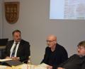 Bild: fla
Uwe Peter (mitte), Leiter des Reha-Zentrums Oberpfalz, stellt im Marktrat zwei neue Projekte der Einrichtung vor.