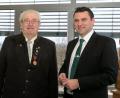 Bild: Hirsch
Landrat Thomas Ebeling verlieh Georg Hottner (links) die Verdienstmedaille des Verdienstordens der Bundesrepublik Deutschland.