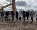 Bild: fph
Spatenstich für ein Megaprojekt: Im Bild von links Marko Müller von der Firma RK Landschaftsbau, Bürgermeister Stefan Göcking, Landrat Karl Döhler, Architekt Peter Hilgarth (Werkstatt), Silvia Asadi von der Regierung von Oberfranken, Architekt Karsten Hilbert (Wohnheim), Landschaftsarchitekt Klaus Pöhlmann, Stefan Seewald von der Oberfrankenstiftung und die Geschäftsführerin der Lebenshilfe Fichtelgebirge, Susanne Hilpert.