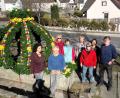 Bild: cro
Die Vorsitzende der Frauen-Union Annemarie Sladky (Vierte von links) stellte mit ehrenamtlichen Helfern die Osterkrone auf den Brunnen.