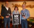 Bild: mad
Vorsitzender Martin Scharf stellte zusammen mit den beiden Zweiten Vorsitzenden Gabi Ebenschwanger und Wolfgang Nagler ein Plakat und Flyer für die zwei geplanten Musik-Veranstaltungen im Burghof vor.