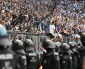 Bild: Peter Kneffel/dpa
Löwen-Frust nach der Niederlage gegen Regensburg: Polizisten bewachen den Bereich vor Fans des TSV 1860 München.