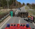 Bild: rw
Der umgestürzte Unimog und der mit Holz beladene Anhänger blockierten über Stunden die Fahrbahn.