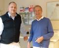 Bild: cv
33 Jahre betrieb Dr. Johannes Müller (rechts) seine Praxis in der Ortsmitte von Schwarzenfeld. Mit Dr. Philipp Gußmann hat er in Zeiten, in denen es schwer ist, junge Allgemeinmediziner aufs Land zu holen, einen Nachfolger gefunden.