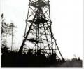 Bild: jml
So ändern sich die Zeiten. Der 1909 vom Verschönerungsverein geplante Aussichtsturm auf dem Kohlbühlrücken kommt durch den Ersten Weltkrieg nicht zustande. 1926 stellt die staatliche Vermessungsstelle dieses 22 Meter hohe Gebilde auf, um Entfernungen und Höhenmarken festzulegen. Irgendwann bricht der morsche Turm dann zusammen und verschwindet. Heute steht auf dem 588 Meter hohen Hügel ein Mobilfunk-Sendemast.