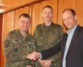 Bild: frd
Standortbetreuer Jörg Hilgert von der KAS (rechts), dankte Oberstleutnant Christoph Huber (links) für seinen Einsatz für das Soldatenheim mit einem Präsent und wünschte Oberstleutnant Andreas Bleek (Mitte), den Kuratoriumsmitgliedern, den Soldaten und der Bevölkerung der Region, dass das Soldatenheim möglichst bald wieder geöffnet und mit Leben erfüllt werde.