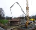 Bild: bey
Mit 70 Kubikmeter Beton fertigen Bauarbeiter die Wiederlager der künftigen Fußgängerbrücke über die Luhe.