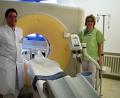 Bild: Bernhard Krebs/exb
Dr. Christian Glöckner und Christina Biegerl (Medizinisch-technische Radiologieassistentin) präsentieren das neue CT in der Asklepios-Klinik Oberviechtach.