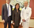 Bild: exb/Andreas Neumann
Marius Aach (links) und Professor Heiko Graichen (rechts) hießen Dr. Vanilla Nguyen in Lindenlohe willkommen.
