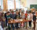 Bild: du
Zahnärztin Dr. Sybille Baier-Hümmer (rechts) gibt den Erst- und Zweitklässlern der Grundschule Schirmitz im Unterricht Infos zur Zahngesundheit mit auf den Weg.