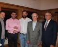 Bild: hä
Tennis-Club Vorsitzender Claus Bäumler (links) verabschiedete Martin Fenzl (Zweiter von links), der sein Amt als Zeugwart abgibt. Heinrich Bayreuther (Zweiter von rechts) wurde für 60 Jahre Mitgliedschaft geehrt. Es gratulierten ATSV-Vorsitzender Jürgen Steinhauser (Mitte) und Bürgermeister Franz Stahl (rechts).