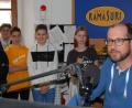 Bild: weu
Interessiert beobachten die Mittelschüler der AG „Aktion Schulradio“, wie die professionellen Sprecher im Sender arbeiten.