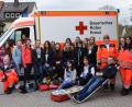 Bild: mde
Nina Ruckdeschel, Patricia Hanny, Theresa Maurer, Lena Haubner, Philipp Hundhammer und Vicky Seiler (von links) mit den 16 Schülerinnen beim „Girls’ Day“ bei der BRK-Rettungswache Kemnath vor den Rettungsdienstfahrzeugen. Julian Dötterl, Daniela Hofmann, Annika Arnold und Melissa Pregler (von rechts) haben den „Tag als Notfallsanitäterin“ organisiert. Patrick Pfau (liegend) unterstützt den Ablauf.