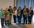 Bild: gi
Die Moosbacher Blumenfrauen sind (von links) Emilie Sauer, Ulla Landgraf, Helene Kindl, Renate Krämer, Christine Schwabl, Maria Bayer-Schmidt und Christine Sturm. Für Letztere nahm ihr Mann Herbert Sturm die Blumen entgegen. Pfarrer Josef Most (links) und PGR-Sprecherin Elisabeth Völkl (rechts) dankten den Frauen für 30 Jahre großartigen Blumenschmuck in der Pfarrkirche St. Peter und Paul.