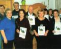 Bild: gma
Die Vorsitzenden Helmut Plannerer und Christel Seibel übergeben Urkunden an Josef Zembsch, Alona Zembsch, Egon Oppelt, Christine Erhardt, Evelyn Bauer, Karin Wöhrl, Johanna Rauch, Christof Erhardt und Hans Wöhrl (von links).