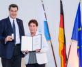 Bild: Joerg Koch/Bayerische Staatskanzlei
Bayerns Ministerpräsident Markus Söder übergibt Gretl Woppmann das Abzeichen des Bayerischen Ministerpräsidenten.