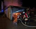 Bild: mde
Atemschutzkräfte der Kemnather Feuerwehr löschen den Garagenbrand, welcher sich am späten Freitagabend im Kemnather Ortsteil Fortschau ereignete. Feuerschein erhellte den Nachthimmel.