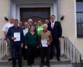 Bild: er
Sie Siedlergemeinschaft Sorghof ehrt einige Mitglieder (von links): Hermann Pretsch, Josef Weiß, Helmut Sichelstiel, Wolfgang Specht, Karl Reuschl, Vorsitzende Jessica Gonzales, Marianne Ringer, Dietmar Neubauer, Alwin Kergl, stellvertretender Kreisvorsitzender Hans Luber und Bürgermeister Hans-Martin Schertl.