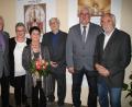 Bild: prh
Das Foyer des Rathauses platzt bei der Vernissage zur Werkschau über das Schaffen des Designers und Grafikers Lutz Zettler aus allen Nähten. Ernst Umann (rechts) hat die Ausstellung gemeinsam mit Ursula Zettler (Dritte von links) organisiert. Ludwig und Anna Fritsch (von links) ließen Schautafeln fertigen. Hermann Wild (Dritter von rechts) hält die Laudatio. Hausherr Bürgermeister Rupert Troppmann (Zweiter von rechts) freut sich über die Ausstellung im Rathaus, in dem Zettler viele künstlerische Spuren hinterließ.