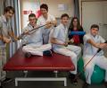 Bild: tr
Julian Gleißner, Nils Vogt, Jakob Veil und Paul Schwab (vorne, von links) lernten am „Boys’ Day“ im Krankenhaus viel über den Klinikalltag. In der Physioabteilung nahm sie deren Leiterin Karolina Schmid unter ihre Fittiche. Hinten rechts im Bild Michaela Helm, die das Programm zusammengestellt hatte.