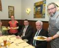 Bild: Hirsch
Gastronom Josef Augustin (rechts) servierte zum Auftakt der Aktionswochen" Ragout und Braten vom Juradistl-Lamm. Bürgermeisterin Maria Steger, Landrat Thomas Ebeling und Bürgermeister Josef Gruber (von links) ließen sich das Menü schmecken.