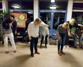 Bild: exb
"Brain Gym" ist mehr als Zappeln: Gezielte Bewegung fördert das Lernen. Beim Vortrag durften die Eltern schon mal üben.