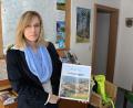 Bild: bsc
Alles von A (Angeln) bis Z (Zoigl) finden künftig Urlaubsgäste in den neuen Informationsmappen von Friedenfels. Tourist-Info-Leiterin Melanie Höfer hat mit dem Arbeitskreis Tourismus und der Gemeinde die neuen Auskunftsmappen für die einzelnen Vermieter erarbeitet.