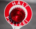 Bild: Daniel Karmann
„Halt Polizei“ steht auf einer Polizeikelle. Foto: Daniel Karmann/Archiv