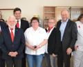 Bild: hcz
OB Kurt Seggewiß, BRK-Kreisgeschäftsführer Sandro Galitzdörfer, Pflegedienstleiterin Christine Diepold und BRK-Kreisverbandsvorsitzender Simon Wittmann (hinten, von links) würdigten Ludwig Kreutzers (Zweiter von links) Verdienste „um die Menschen, die Mitarbeiter und das BRK“.