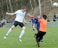 Bild: heh
Tabellenführer TSV Waldershof fertigte die SG Fuchsmühl mit 9:0 ab. Hier köpft Dominik Berger (links) zum 2:0 ein. Torwart Pascal Straub und Michael Wallner haben das Nachsehen.