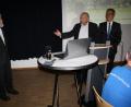 Bild: bjp
Für ein Jahr rückt Robert Schön (Zweiter von rechts) als Nachfolger von Hans Rösch (links) an die Spitze des Heimatkundlichen Arbeitskreises, der bei seiner Hauptversammlung auch den 40. Gründungstag feierte. Dieses Jubiläum würdigte Bürgermeister Werner Nickl (rechts) in einem anschaulichen Festvortrag.
