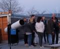 Bild: weu
Großen Anklang fand der fünfte „Tag der Astronomie“ der „Sternenfreunde“. Die sieben Teleskope waren ständig belagert, wobei überraschend viele Kinder Interesse zeigten.