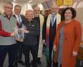 Bild: jr
Den kirchlichen Segen erhielt der neue Zustellstützpunkt Mitterteich. Bei der Einweihung mit dabei waren (von links) Raimund Stenglein (Niederlassung Bayreuth), Teamleiter Wolfgang Schreiner (Mitterteich), Bürgermeister Roland Grillmeier, Teamleiter Stefan Grasser (Wiesau), Stadtpfarrer Anton Witt, Pfarrer Martin Schlenk sowie Marianne Lentner-Hompesch (Leiterin Niederlassung Brief Bayreuth).