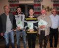 Bild: soj
Bild zeigt die Geehrten (v.li)
Vorsitzender Robert Söllner, Andreas Fachtan, Michael Nickl, Hubert Knott, Bürgermeister Manfred Kratzer, Vorsitzende Marion Schecklmann