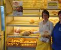 Bild: ak
Petra Schmid und Doris Kellner (von links) präsentieren das Soli-Brot in der Bäckerei.