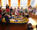 Bild: wrt
Alle Kuscheltiere dürfen auf die Schlauchboot-Arche. Die Buben und Mädchen sind bei der ersten Kinderkirche mit Eifer dabei.