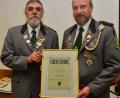 Bild: dob
Hans Kellner (rechts) wurde aufgrund seiner überaus großen Verdienste für das Oberlinder Schützenwesen die Ehrenschützenmeisterwürde von Schützenmeister Peter Meier (links) verliehen.