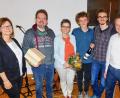 Bild: hai
Vertrauensfrau Elke Bundscherer (links) und ihr Stellvertreter Stefan Steininger (rechts) verabschieden Pfarrer Micha Boerschmann, dessen Frau Christina Heller-Boerschmann sowie ihre Söhne Fabian und Max Boerschmann (von links).